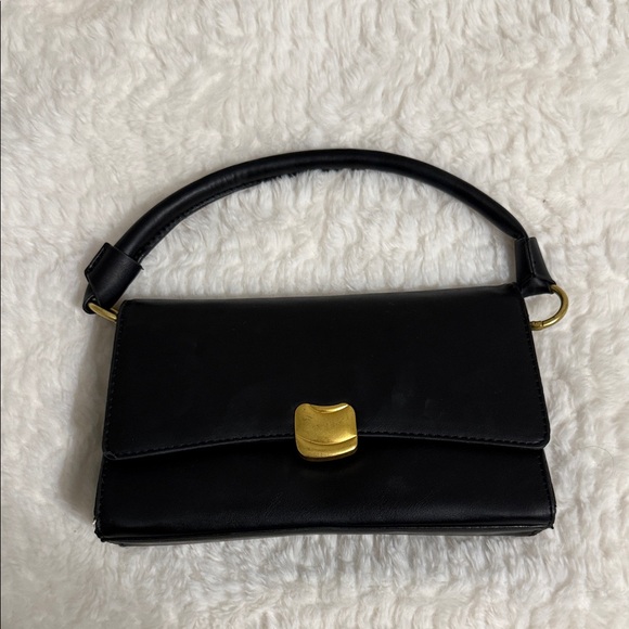 Elegant Black Handbag with Gold Accent - Picture 1 of 3